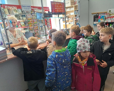 Wycieczka uczniów klasy 1a do Urzędu Pocztowego w Skrwilnie