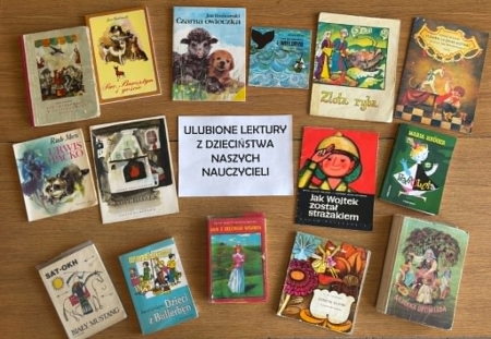 Wystawa w szkolnej bibliotece „Ulubione lektury z dzieciństwa naszych nauczycieli”