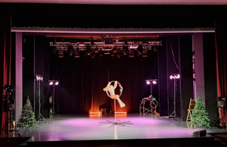 Uczniowie na pokazie „Zimowego Cyrku”